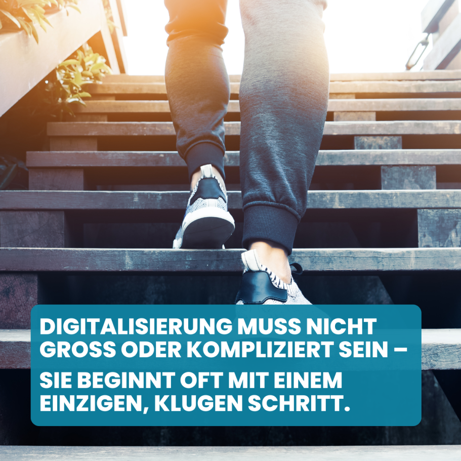 Logo von SoftwareTheke und COSMICO GmbH in eleganten goldenen Kreisen.