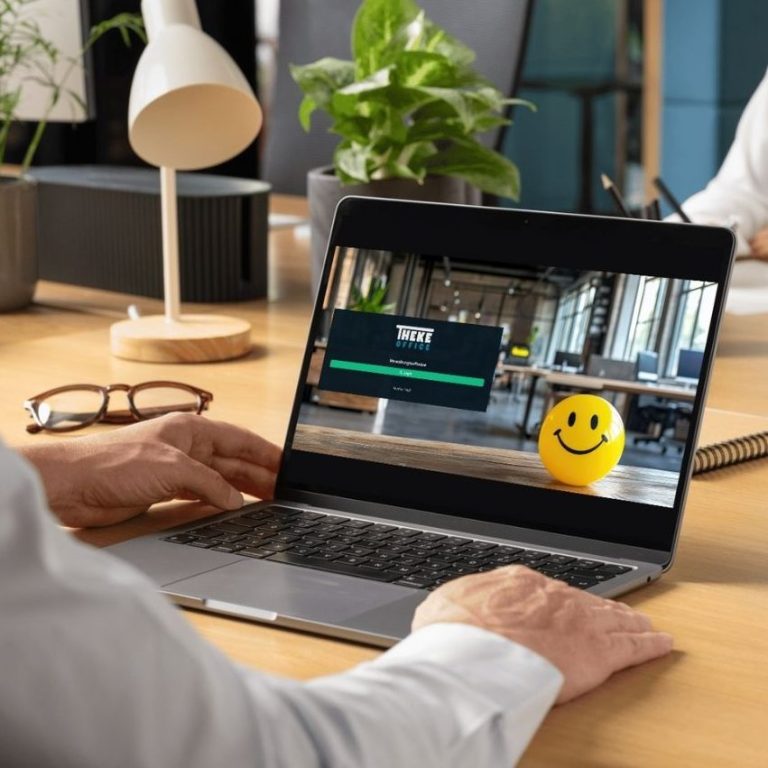 Zwei festliche Tassen auf einer grünen Weihnachtsdeko, umgeben von Beeren.