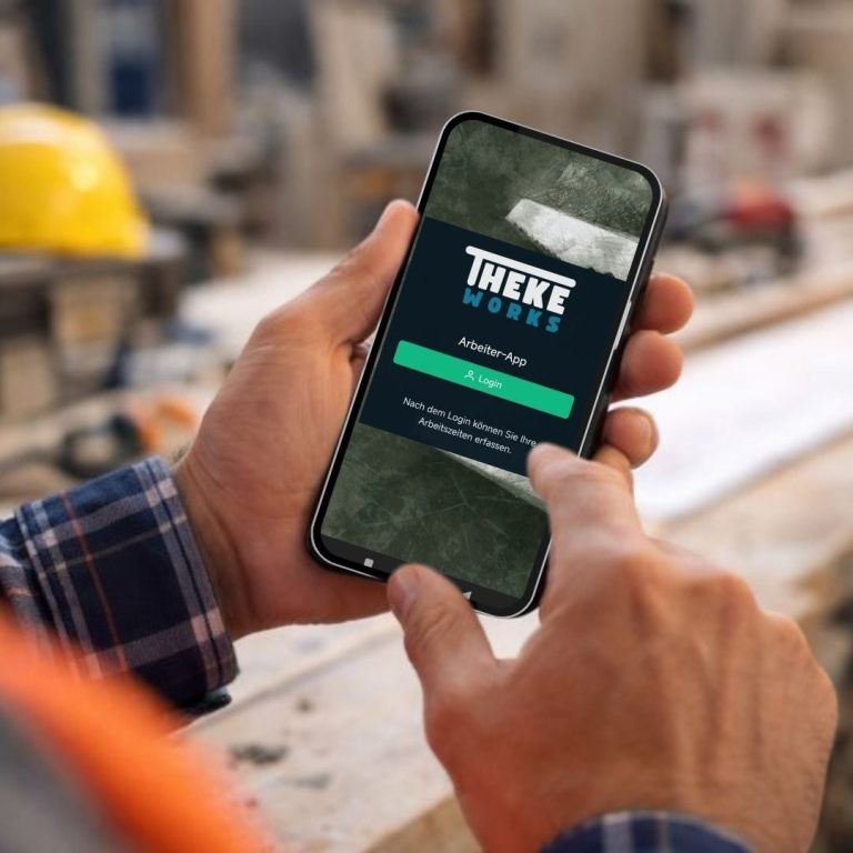 Zwei festliche Tassen auf einer grünen Weihnachtsdeko, umgeben von Beeren.